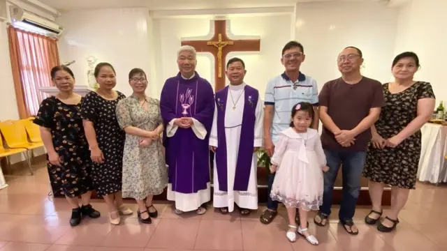 129398178_photo1681793187-jpg Gia đình bà Phạm Thanh Nghiên tại nhà thờ ở Sài Gòn trước khi lên đường sang Mỹ