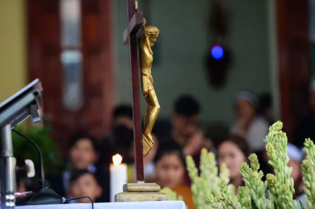 15795d20-ccef-11ef-9fd6-0be88a764111-jpg Tang lễ tại quê nhà Nghệ An của một trong những nạn nhân trong vụ 39 người chết trong thùng xe tại Anh vào năm 2019