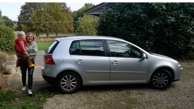 C﻿hủ nhà cho Anna mượn xe hơi vì khó đi đâu từ làng của họ bằng phương tiện giao thông công cộng