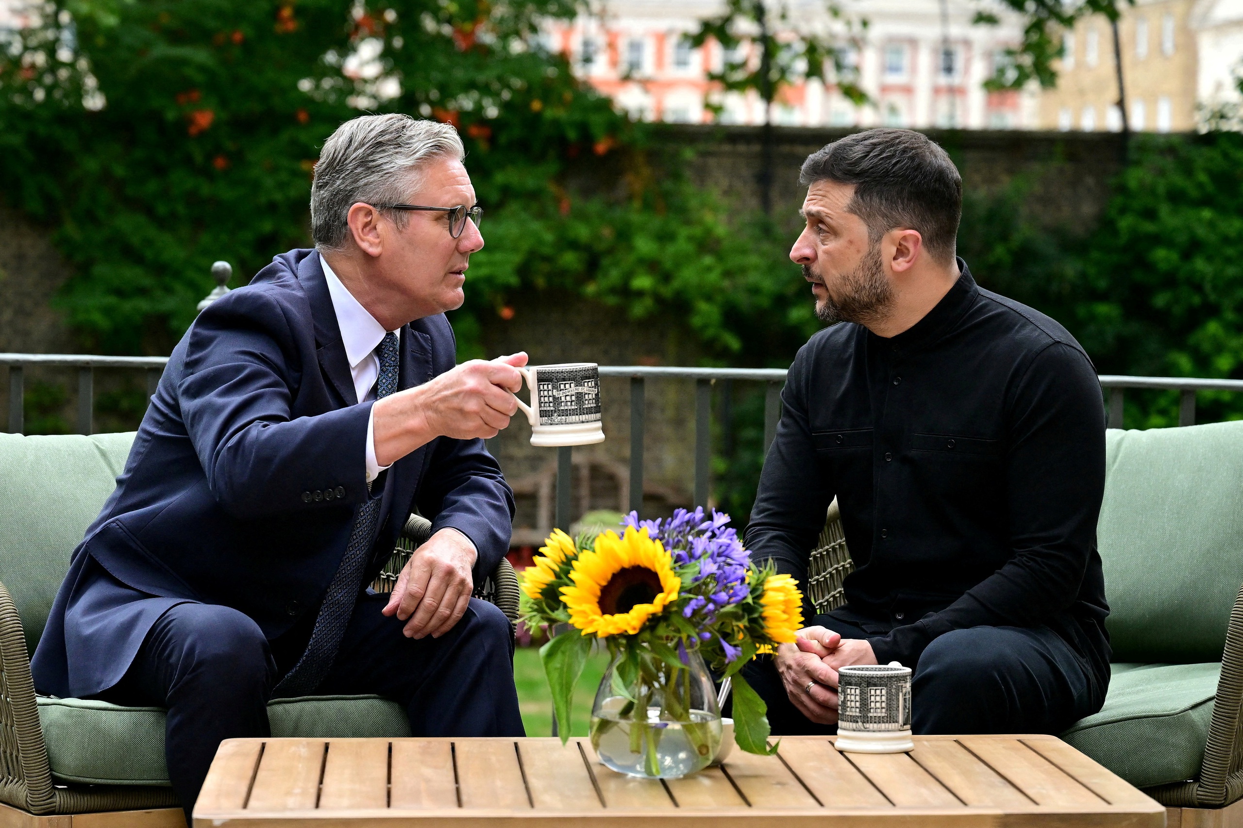 2025-08-14t100257z1119392866rc2w6gaiz0oertrmadp3ukraine-crisis-britain-zelenskiy-17557025174622006181137 Chiến sự Ukraine ngày 1.274: nhiều nước sẵn sàng gửi quân đến Ukraine, Nga phản ứng mạnh - Ảnh 1.