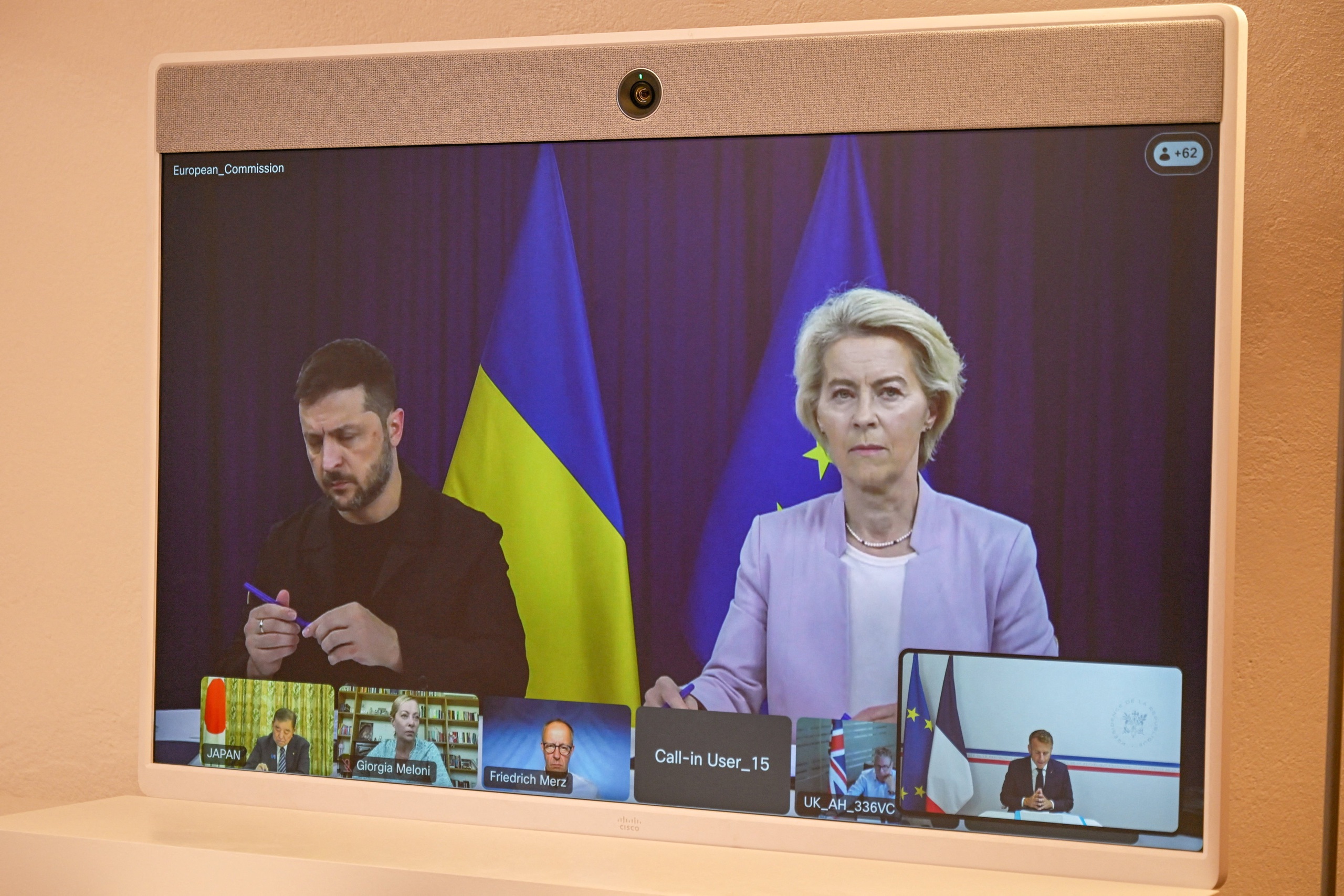 2025-08-17t141245z980987717rc229gai7ztmrtrmadp3ukraine-crisis-france-17554426999411302778721 Chiến sự Ukraine ngày 1.271: Nga chặn 300 UAV Ukraine - Ảnh 4.