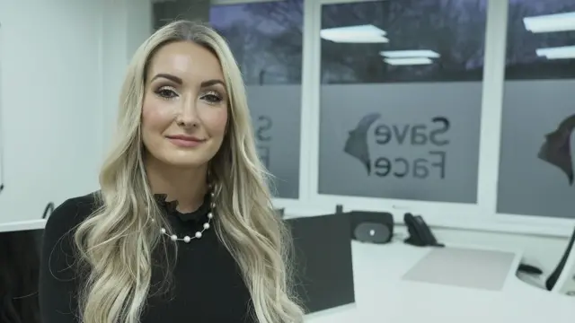 Người sáng lập Save Face, Ashton Collins, đang vận động cho việc quản lý phẫu thuật thẩm mỹ