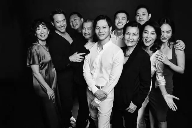 406a5a30-fa30-11ee-8369-47dc4454b972-jpg Tài tử Hollywood Robert Downey Jr đăng ảnh chụp với dàn diễn viên gốc Việt lên Facebook cá nhân