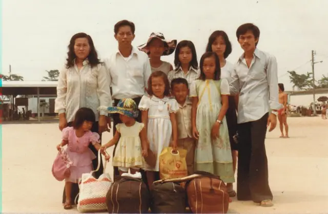 4c57b080-24d3-11f0-b26b-ab62c890638b-jpg Bà Trần Thị Oanh, lúc đó 2 tuổi, mặc váy hồng, cùng gia đình và người quen tại trại tị nạn do UNHCR quản lý ở Malaysia vào năm 1982