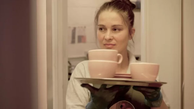 Olena ở quán cà phê