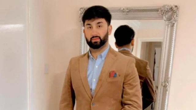 95731810-68fc-11ef-b970-9f202720b57a-png BBC phát hiện ông Taimoor Raza, một công dân Pakistan từng sống ở Wolverhampton và làm việc ở Birmingham, đứng đầu một mạng lưới cung cấp hồ sơ visa.