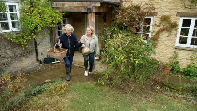 J﻿ane (trái) cảm thấy bà và chồng có nhà lớn và có thể giúp một gia đình người Ukraine