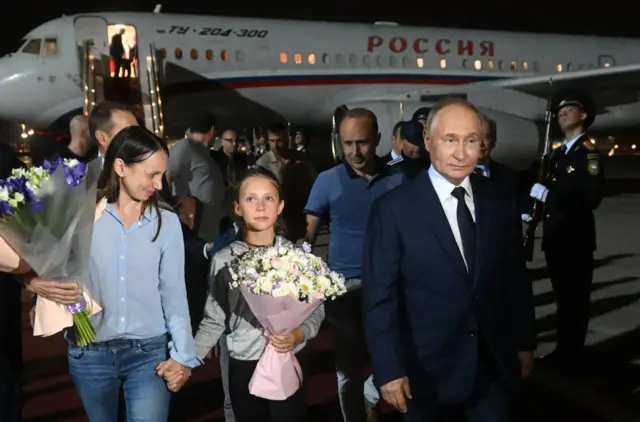d2ac3450-5088-11ef-8f0f-0577398c3339-jpg Tổng thống Putin chào đón các công dân Nga được thả trong cuộc trao đổi tù nhân lớn với phương Tây tại sân bay Vnukovo của Moscow ngày 1/8/2024