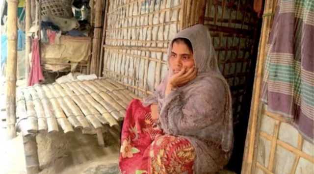 d4ed7e10-b208-11ed-89f4-f3657d2bfa3b-png Sharifa Khatun ngồi ở trại tị nạn