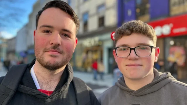 Mason Down (bên trái) và Dylan Steggles, đều 18 tuổi, cho rằng sự ngại ngùng xung quanh chủ đề này vẫn là thách thức thực sự đối với nhiều người trẻ