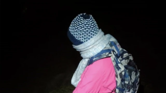 f9a424c0-b208-11ed-89f4-f3657d2bfa3b-png Một người tị nạn đi đến một con tàu