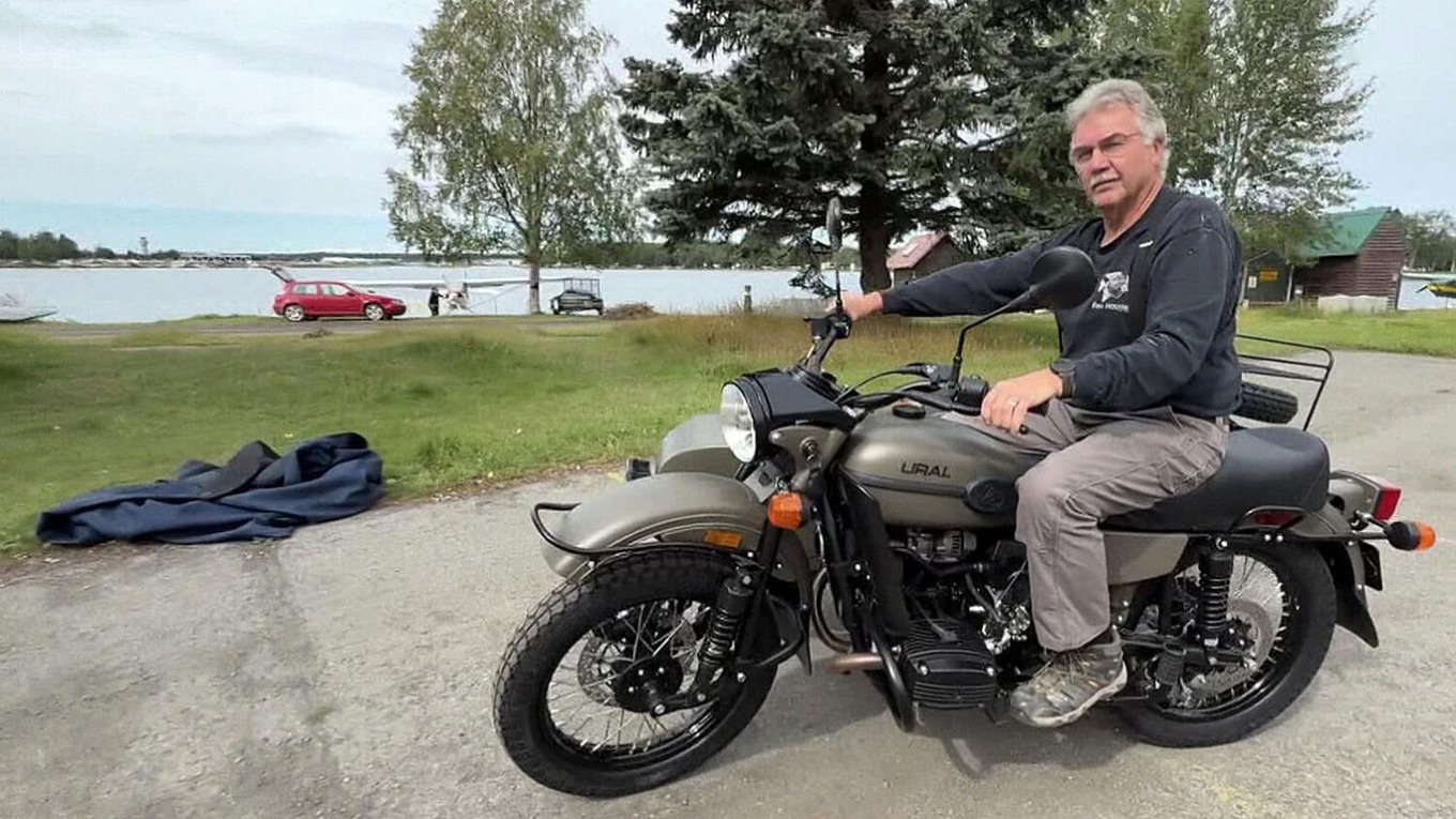 Tổng thống Putin tặng mô tô Ural cho biker Mỹ ở Alaska: Chuyện lạ thú vị - Ảnh 1. Tổng thống Putin tặng mô tô Ural cho biker Mỹ ở Alaska: Chuyện lạ thú vị - Ảnh 1.