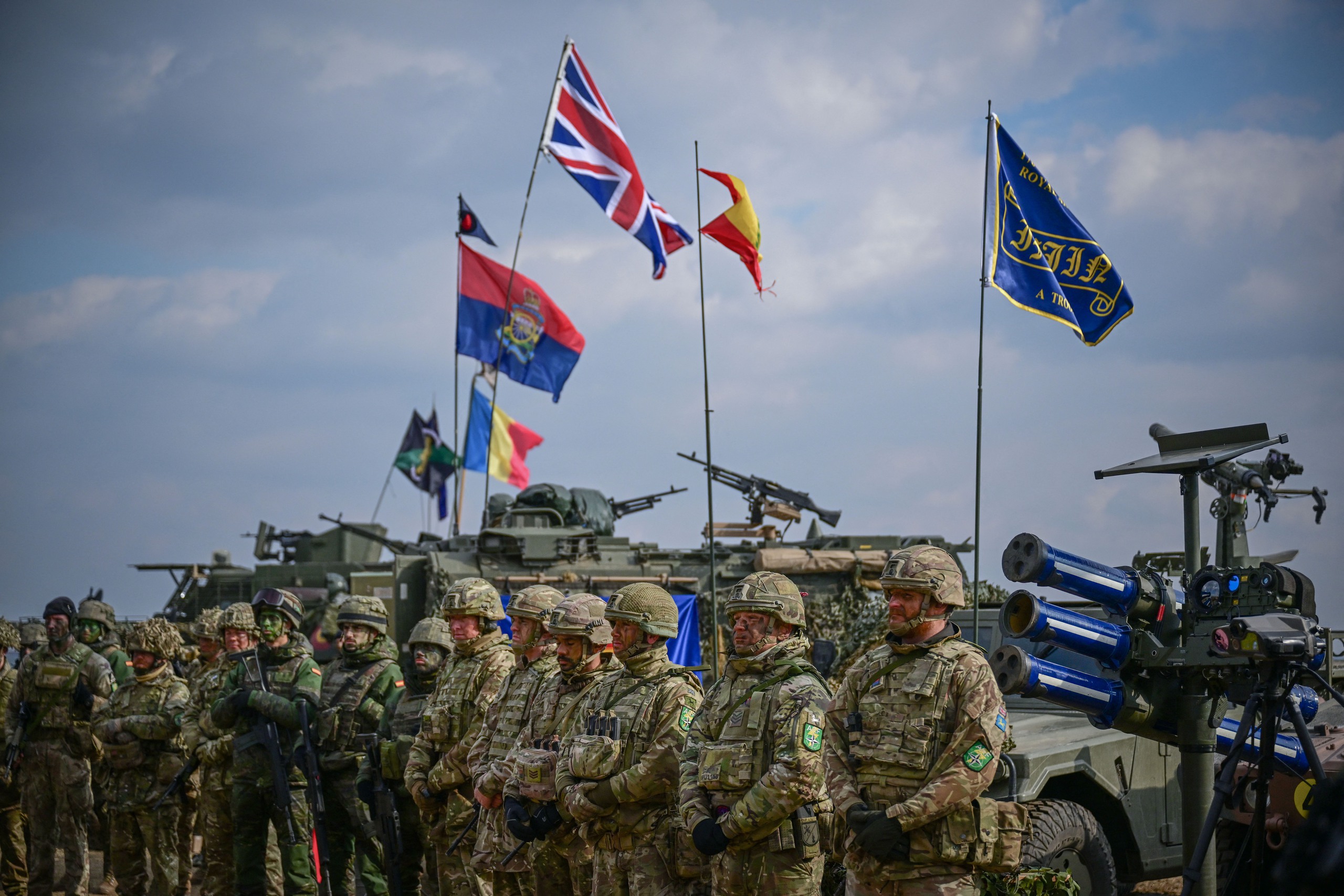 afp2025021936y72kav1highresromanianatodefenceexercise-1757170890174648604292 Chiến sự Ukraine ngày 1.291: Châu Âu tính triển khai hơn 10.000 quân đến Ukraine? - Ảnh 1.