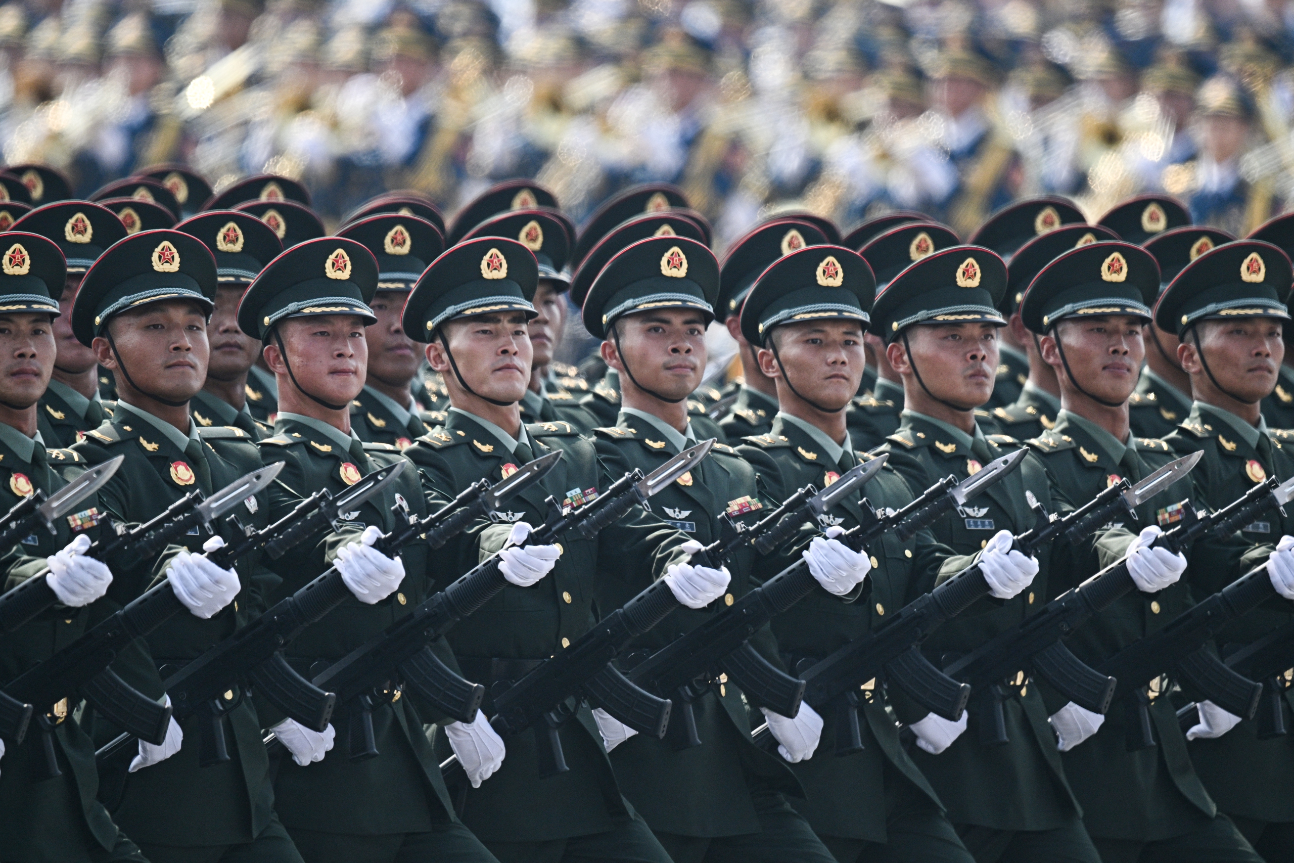 afp20250903738t6fuv1highreschinadefenceanniversarywwiiparade-1756868645267517169143 Trung Quốc diễu binh, trình làng tên lửa đạn đạo liên lục địa mới - Ảnh 7.