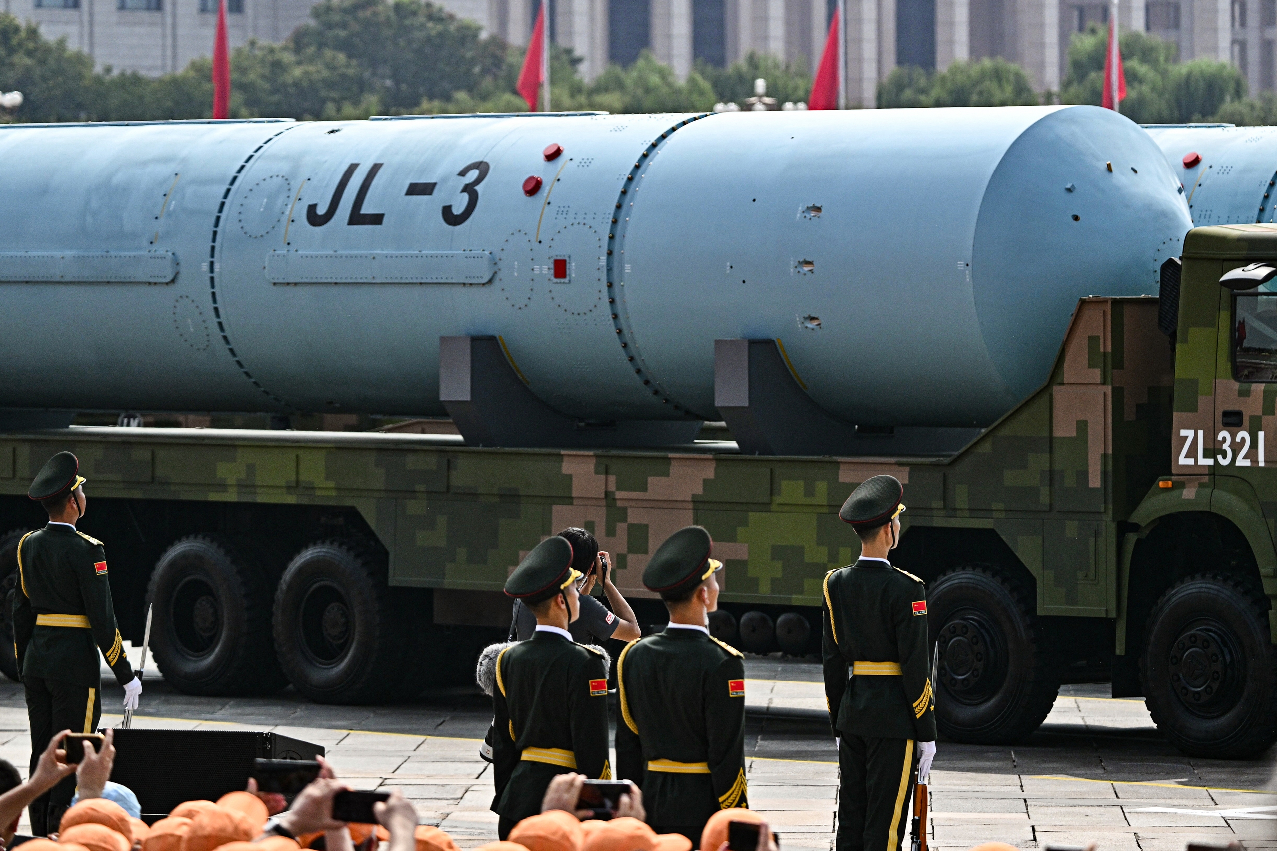 afp20250903738u9fdv1highreschinadefenceanniversarywwiiparade-17568698562121555058773 Trung Quốc diễu binh, trình làng tên lửa đạn đạo liên lục địa mới - Ảnh 6.