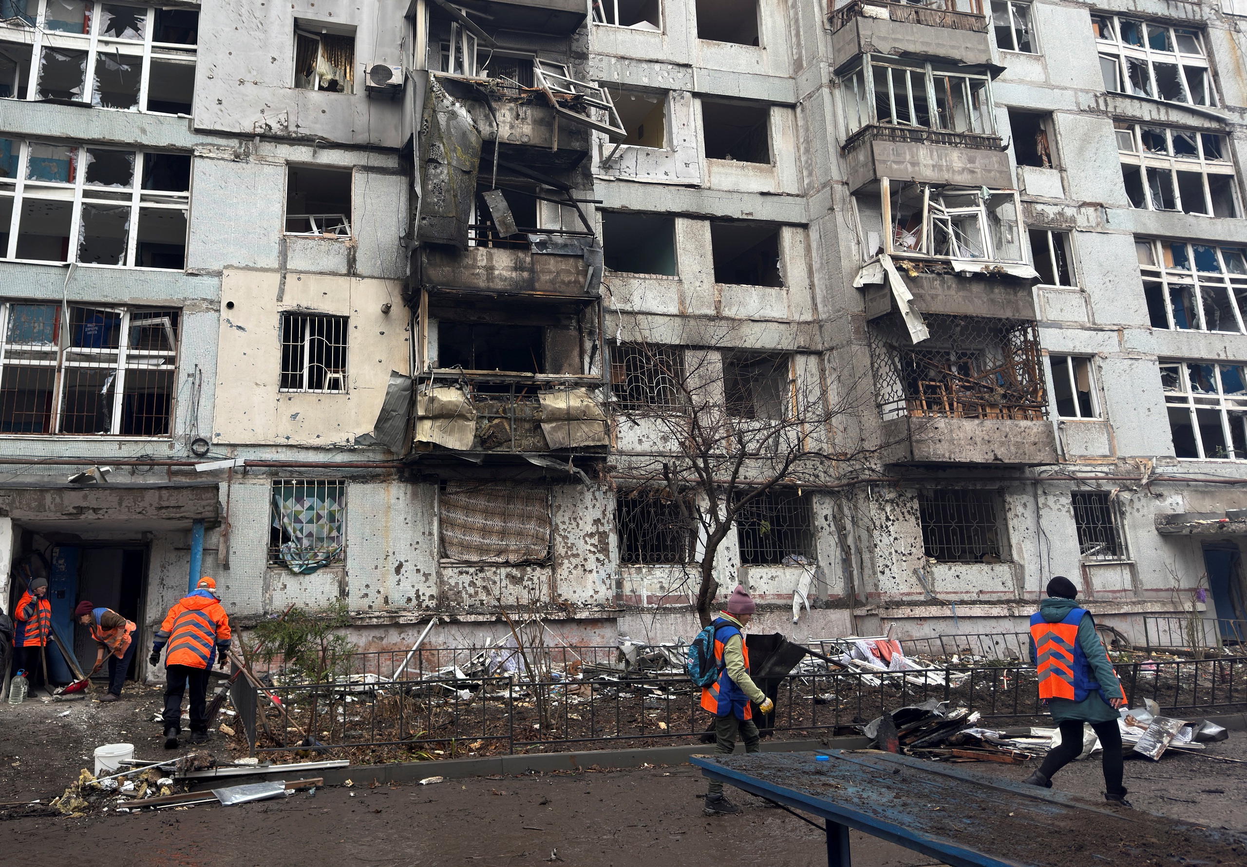 Chiến sự Ukraine ngày 1.369: Ông Trump trách Kyiv 'vô ơn', đánh hết sức tàn nếu muốn - Ảnh 2.