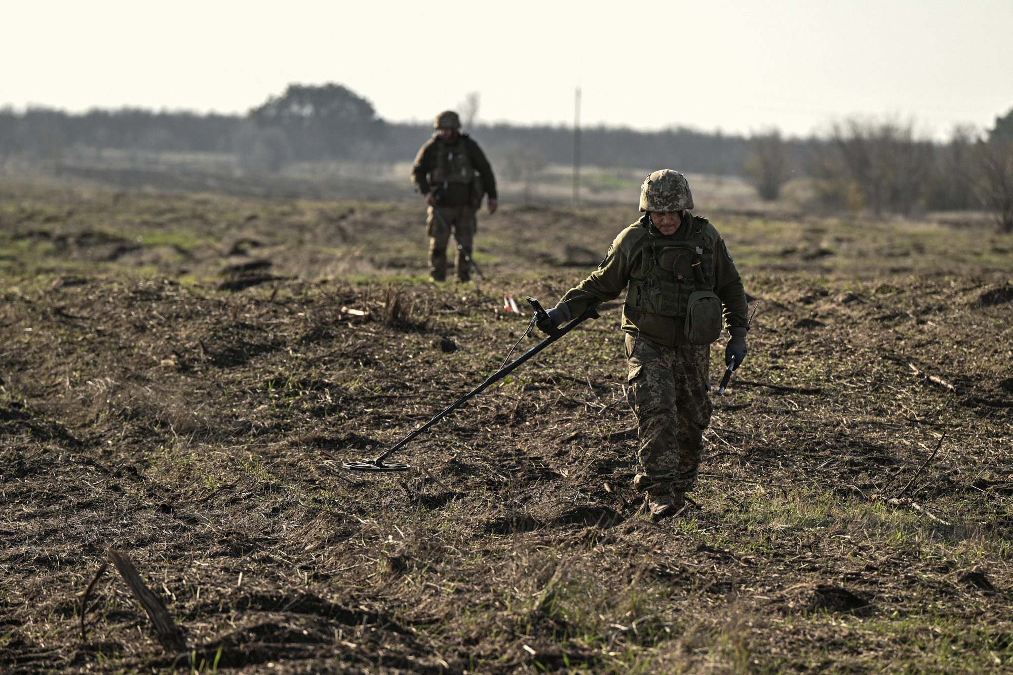 2025-11-24t073334z-622542213-rc2l1iatpclr-rtrmadp-3-ukraine-crisis-south-demining-17639969184092042789466 Chiến sự Ukraine ngày 1.370: Kyiv - Ảnh 3.