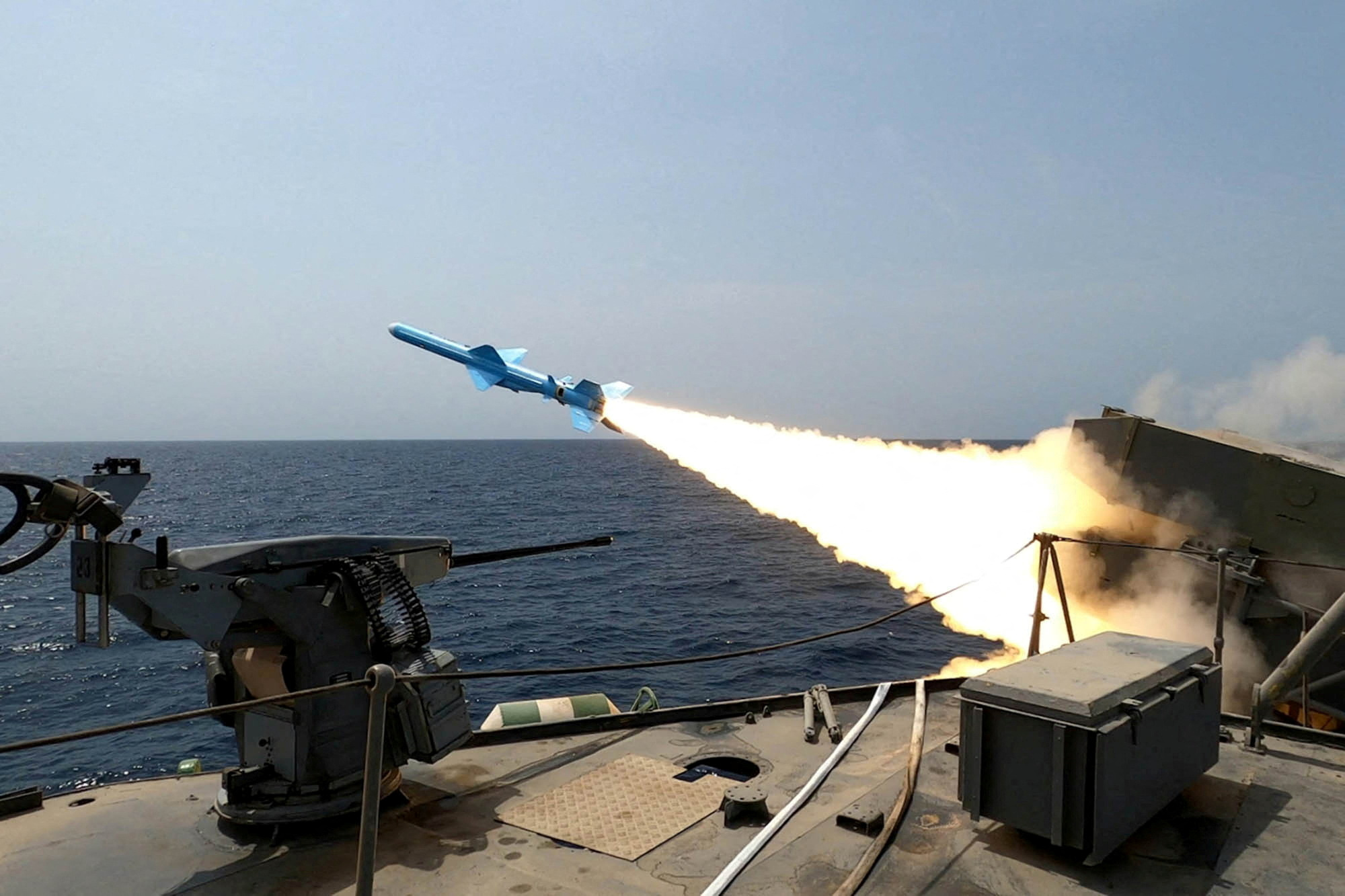 Iran tập trận phóng tên lửa rầm rộ tại vùng Vịnh- Ảnh 2.